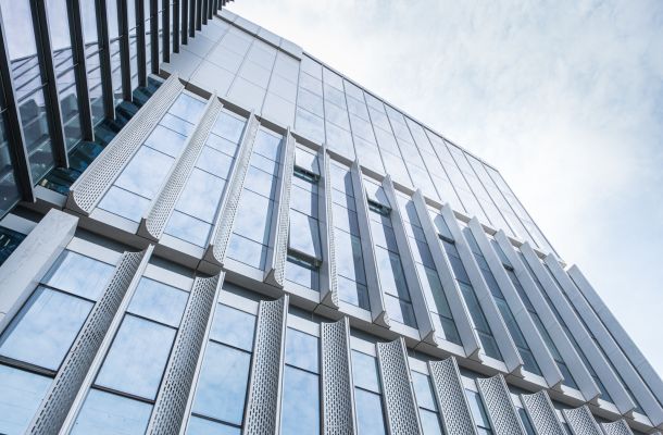 La fachada eficiente de un edificio de oficinas